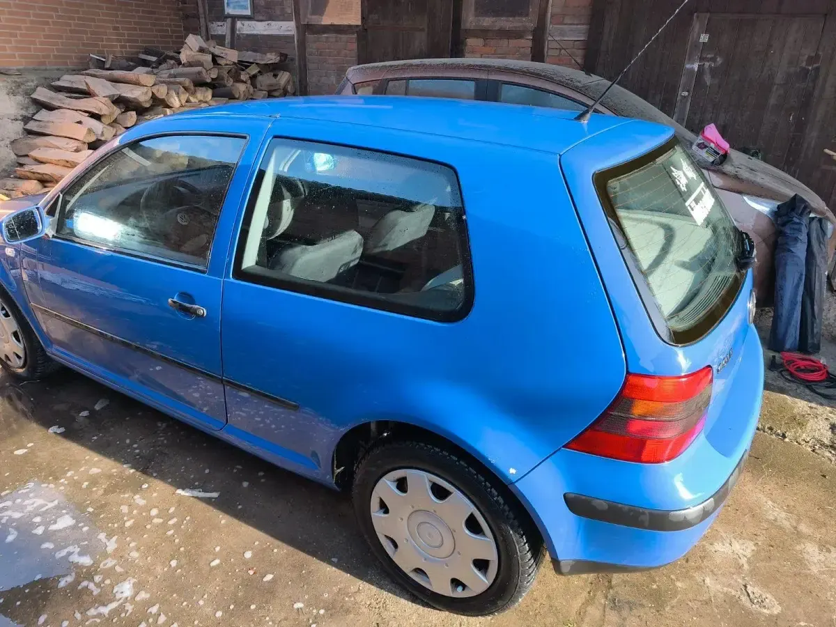 Usata VW Golf IV 105 CV (77 kW) 2000 Blu Utilitaria
