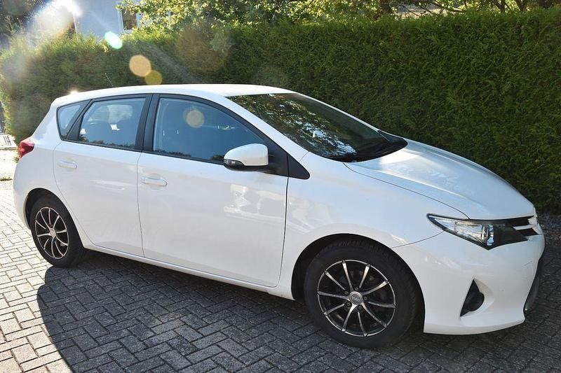 Weiß Gebraucht 2014 Toyota Auris Cool Limousine | 8.500 € (Fairer Preis) - Bild 1/4