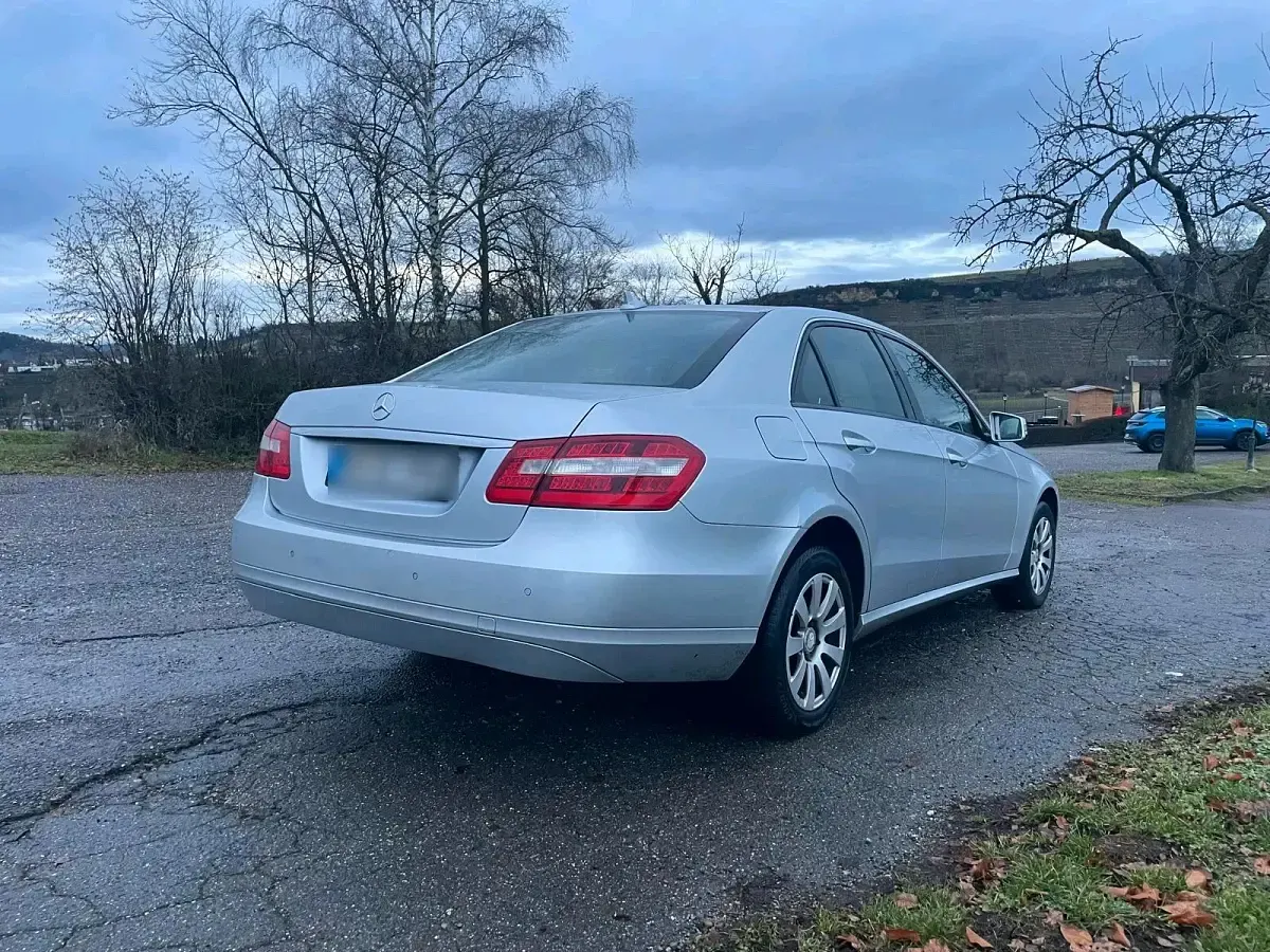 Gebraucht Mercedes E220 170 PS (125 kW) 2011 Silber Limousine