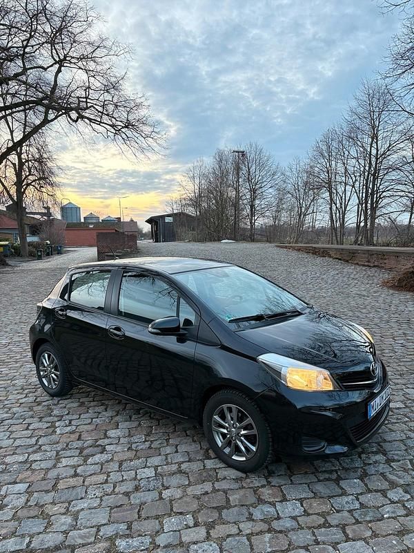 Gebraucht Toyota Yaris 69 PS (50 kW) 2013 Schwarz Kleinwagen