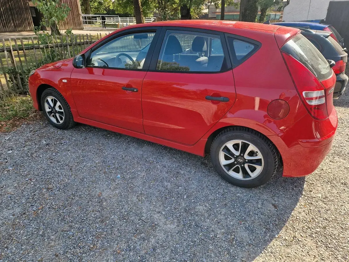 Gebraucht Hyundai i30 120 PS (88 kW) 2010 Rot Kleinwagen