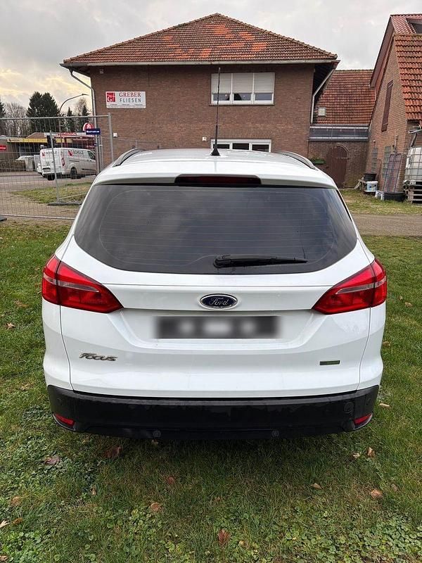 Gebraucht Ford Focus 101 PS (74 kW) 2015 Weiß Limousine