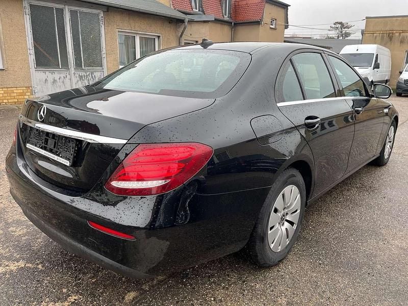Second-hand Mercedes E200 160 CP (117 kW) 2020 Negru Berlinǎ