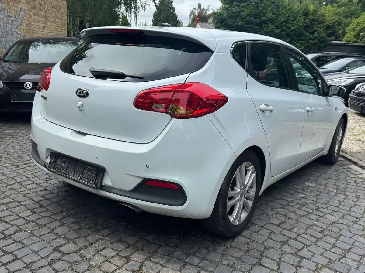 Gebraucht Kia Ceed Spirit 99 PS (72 kW) 2014 Weiß Kleinwagen