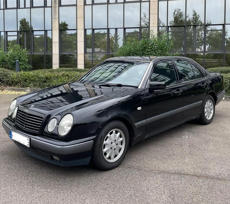 Schwarz Gebraucht 1995 Mercedes E200 Limousine | 1.200 € - Bild 1/4