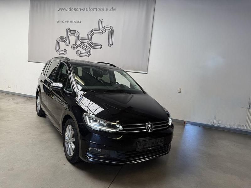 Deep black Gebraucht 2018 VW Touran Highline Van / Kleinbus | 13.990 € (Superpreis) - Bild 1/4