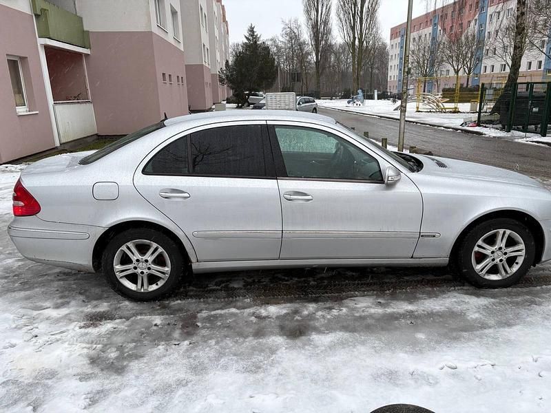 Gebraucht Mercedes E220 150 PS (110 kW) 2002 Andere farben Limousine