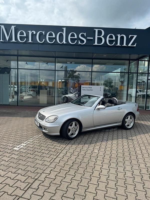 Silber Gebraucht 2000 Mercedes SLK320 AMG Cabrio | 12.999 € - Bild 1/4