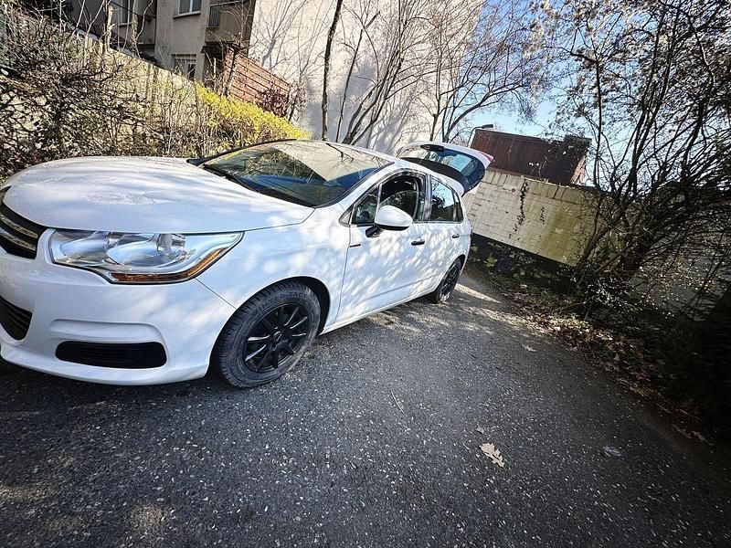 Gebraucht Citroën C4 95 PS (69 kW) 2012 Weiß Kleinwagen