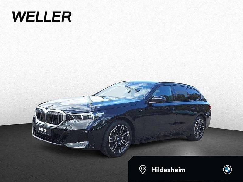 Black sapphire (schwarz) Gebraucht 2025 BMW 520 M Sport Kombi | 48.900 € (Superpreis) - Bild 1/4