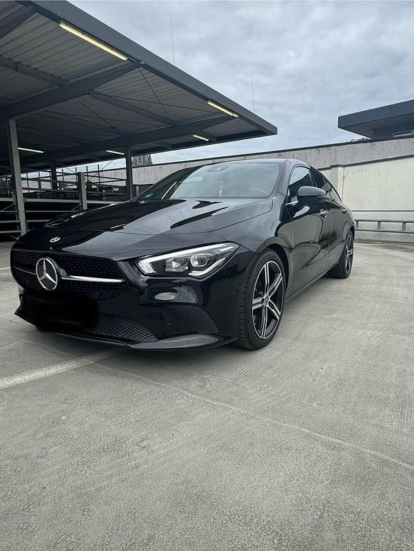 Schwarz Gebraucht 2021 Mercedes CLA200 Kombi | 25.350 € (Guter Preis) - Bild 1/4