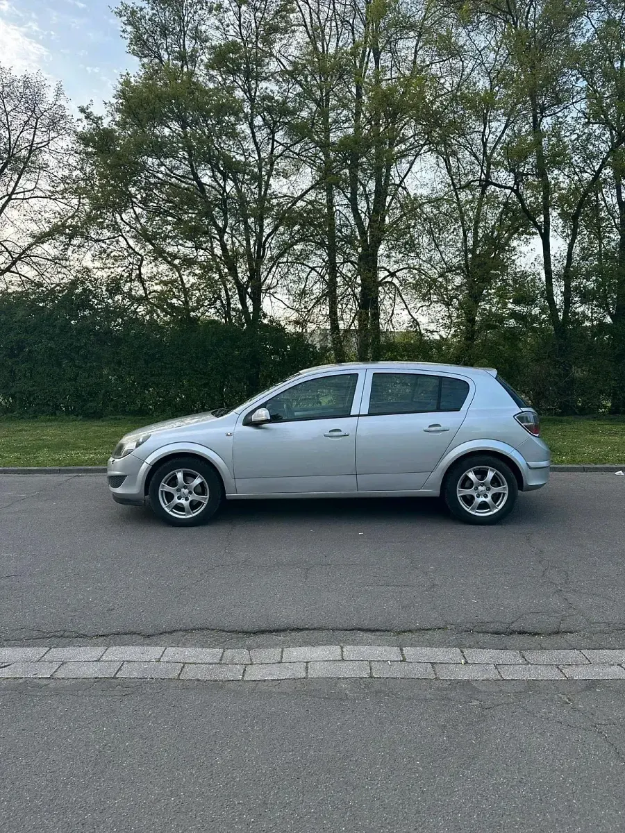 Używany Opel Astra 116 KM (85 kW) 2009 Szary Hatchback