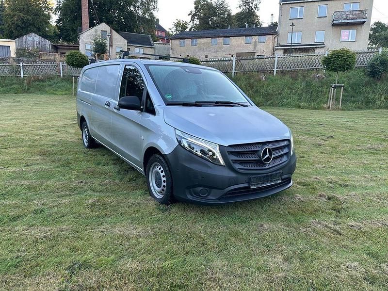 Silber Gebraucht 2022 Mercedes Vito Van / Kleinbus | 23.205 € (Superpreis) - Bild 1/4