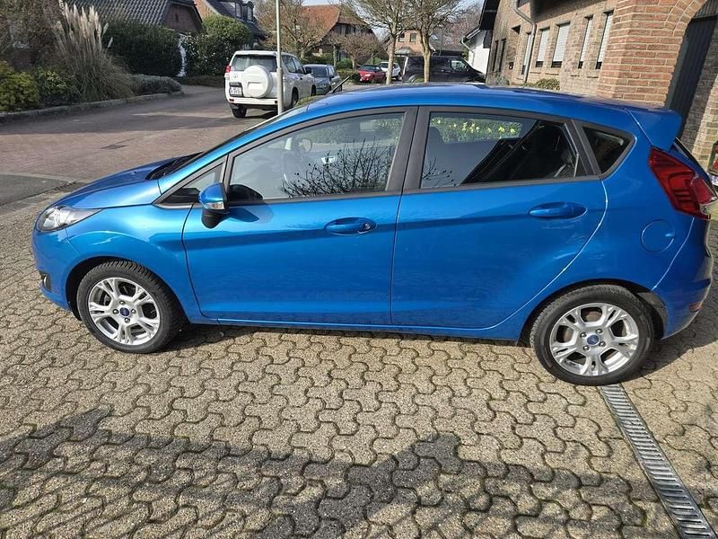 Gebraucht Ford Fiesta Trend 82 PS (60 kW) 2015 Blau Limousine