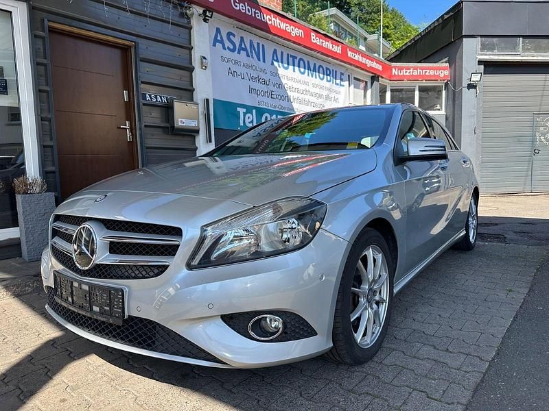 Silber Gebraucht 2015 Mercedes A200 Limousine | 9.950 € (Superpreis) - Bild 1/4