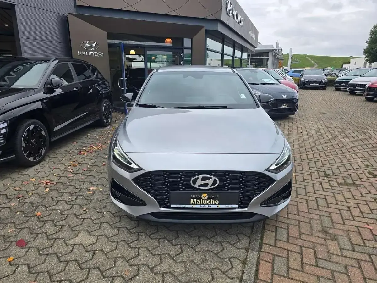 Neu Hyundai i30 Advantage 140 PS (102 kW) 2025 Grau Limousine