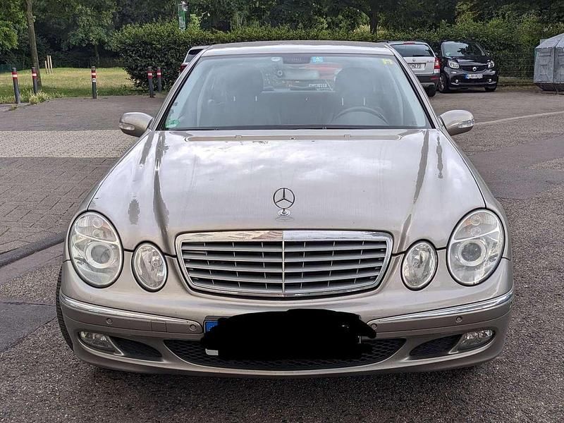 Beige Gebraucht 2005 Mercedes E350 Limousine | 6.900 € (Fairer Preis) - Bild 1/4