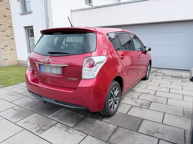 Gebraucht Toyota Verso 120 PS (88 kW) 2013 Rot Van / Kleinbus