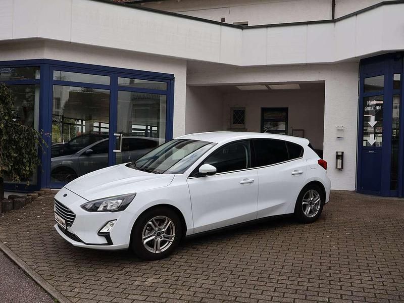 Frostweiß Gebraucht 2022 Ford Focus Cool & Connect Kleinwagen | 19.850 € (Guter Preis) - Bild 1/3