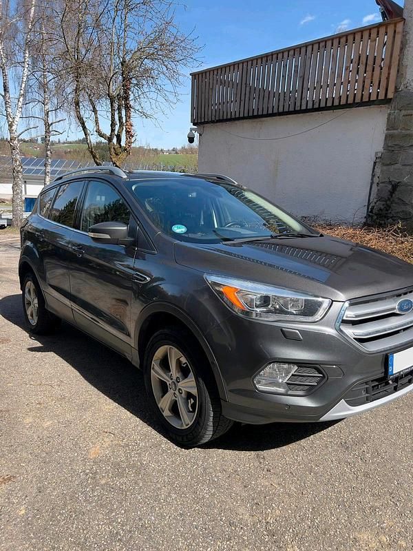 Usado Ford Kuga Titanium 150 HP (110 kW) 2016 Cinzento SUV