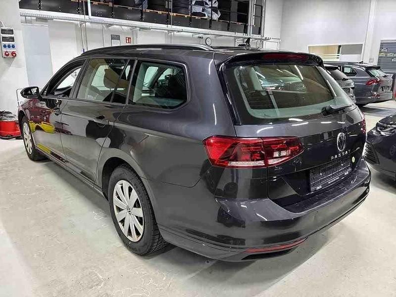 Gebraucht VW Passat Basis 122 PS (89 kW) 2023 Grau Kombi