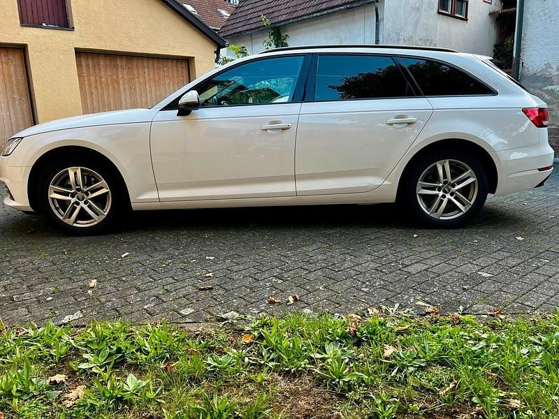 Weiß Gebraucht 2018 Audi A4 Kombi | 16.000 € (Fairer Preis) - Bild 1/4