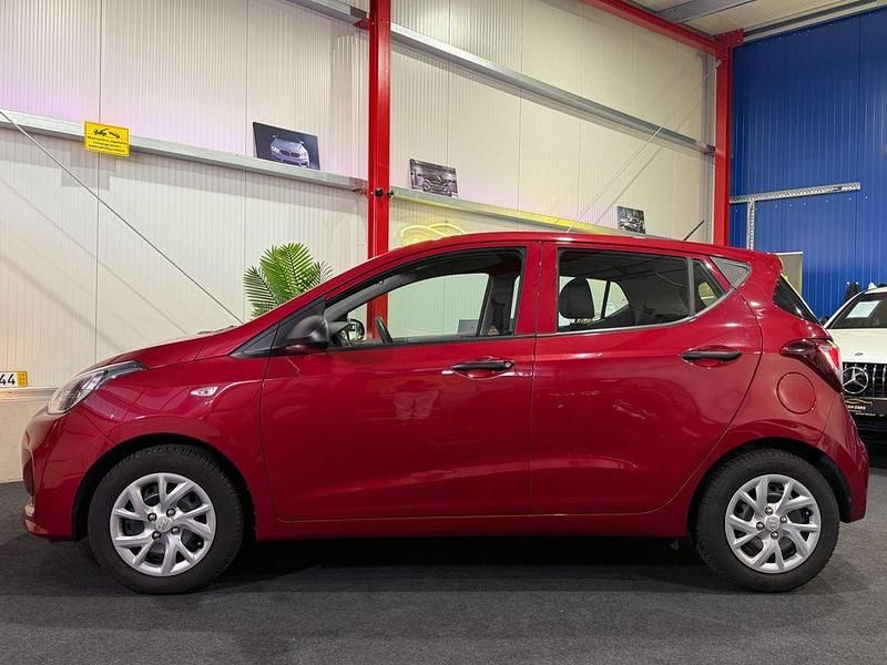 Gebraucht Hyundai i10 Classic 67 PS (49 kW) 2017 Rot Kleinwagen