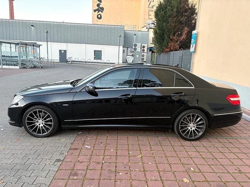 Gebraucht Mercedes E300 231 PS (169 kW) 2011 Schwarz Limousine