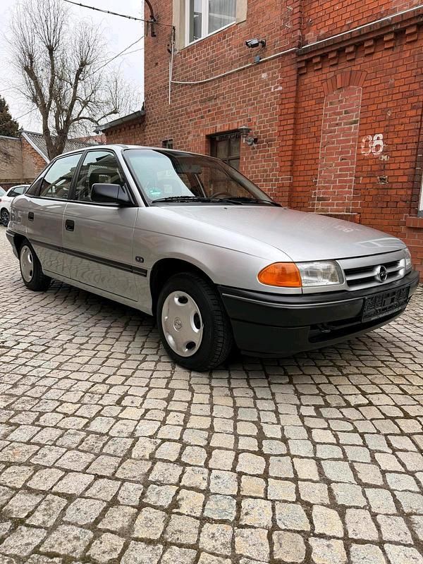 Gebraucht Opel Astra 70 PS (51 kW) 1993 Silber Limousine