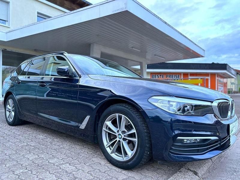 Blau Gebraucht 2020 BMW 518 Performance Kombi | 21.890 € - Bild 1/4