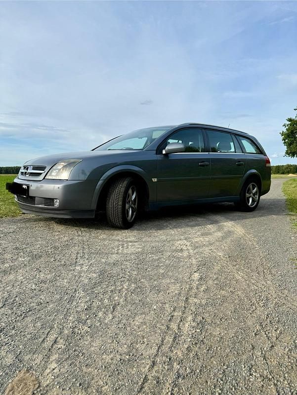 Grau Gebraucht 2004 Opel Vectra Kombi | 2.500 € (Etwas zu teuer) - Bild 1/4