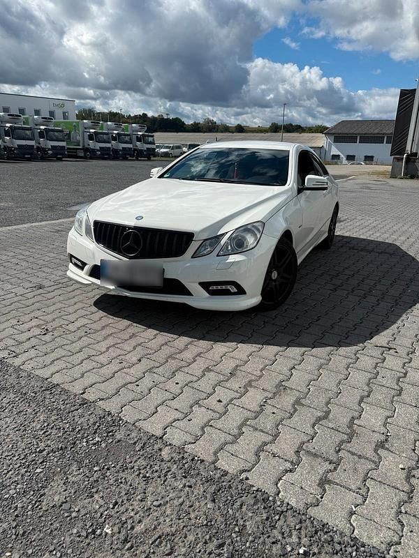 Weiß Gebraucht 2010 Mercedes E350 Coupé | 9.750 € (Fairer Preis) - Bild 1/4