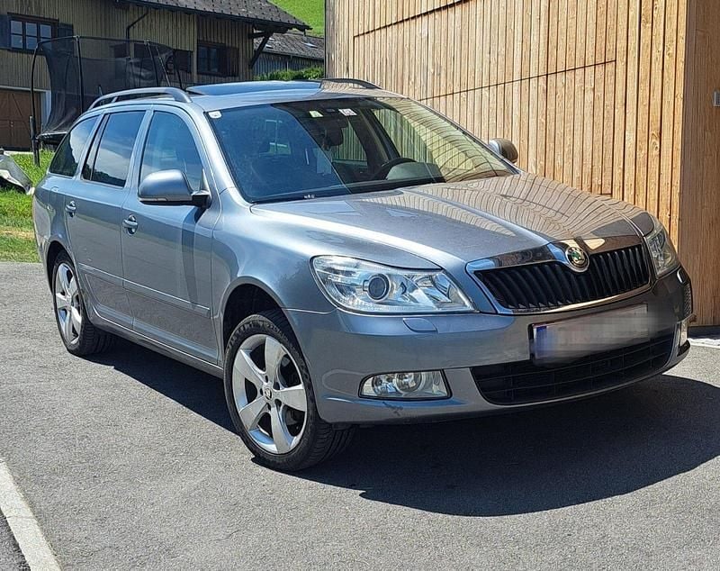 Grau Gebraucht 2012 Skoda Octavia Kombi | 6.740 € (Fairer Preis) - Bild 1/4