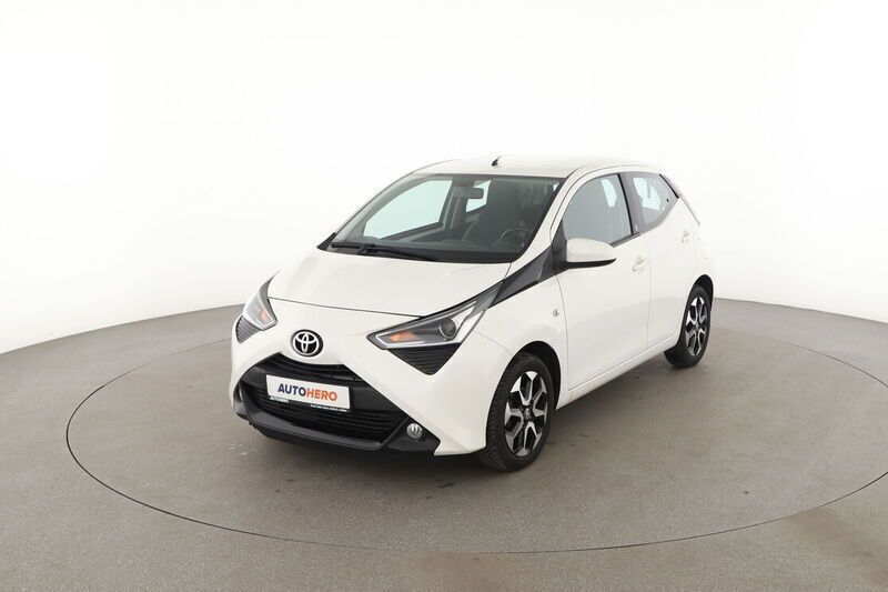 Weiß Gebraucht 2021 Toyota Aygo X-play Kleinwagen | 13.250 € (Fairer Preis) - Bild 1/4