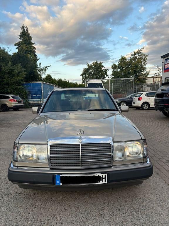 Gebraucht Mercedes E230 132 PS (97 kW) 1990 Andere farben Limousine
