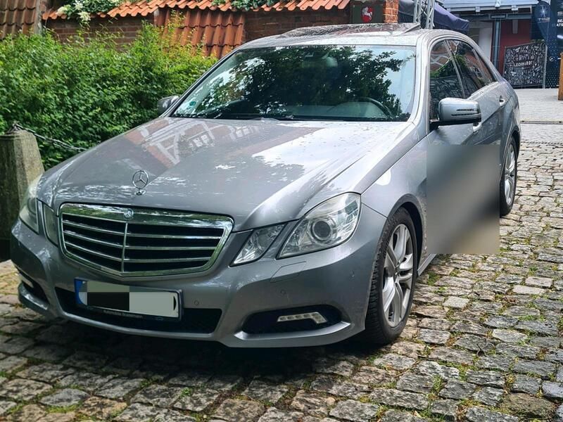 Grau Gebraucht 2009 Mercedes E250 Avantgarde Limousine | 12.950 € (Fairer Preis) - Bild 1/4