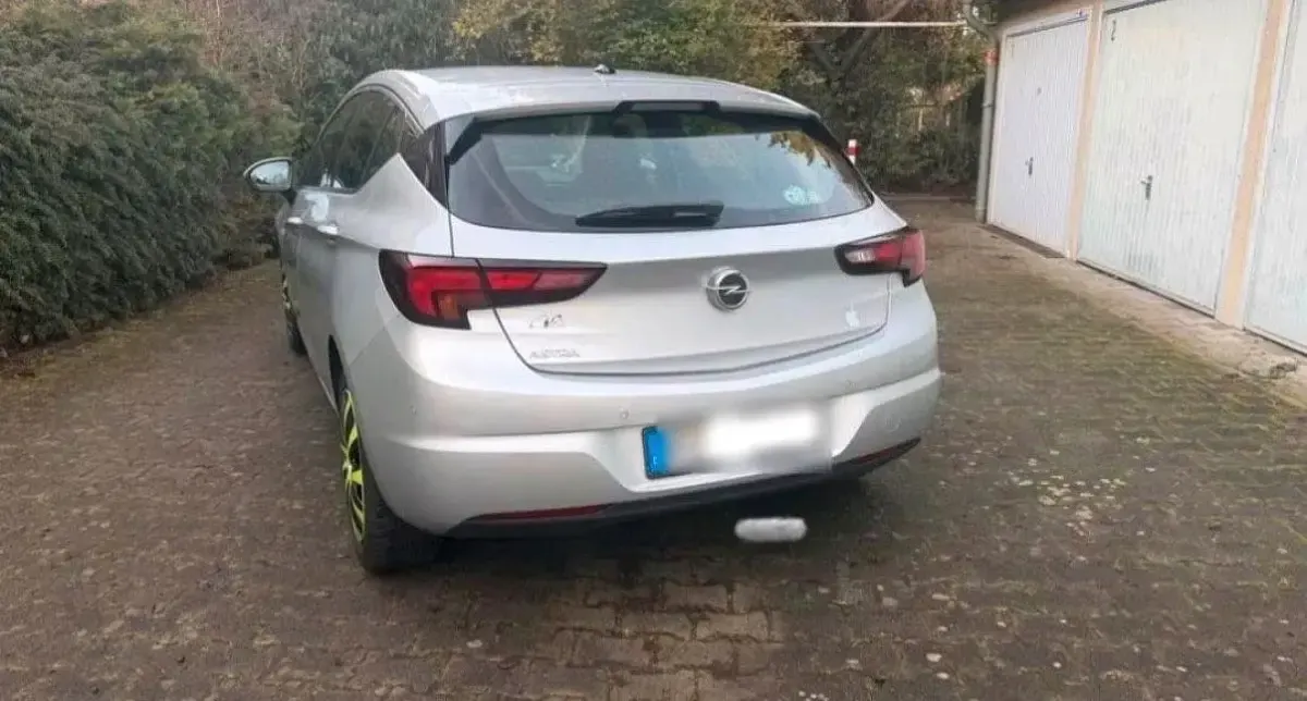 Usado Opel Astra Elegance 105 HP (77 kW) 2020 Prateado Sedan