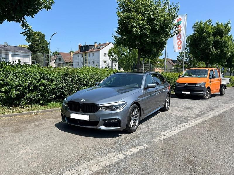 Grau Gebraucht 2017 BMW 520 M Sport Kombi | 21.900 € (Fairer Preis) - Bild 1/4