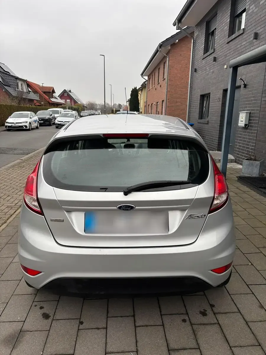 Gebraucht Ford Fiesta 97 PS (71 kW) 2014 Silber Kleinwagen