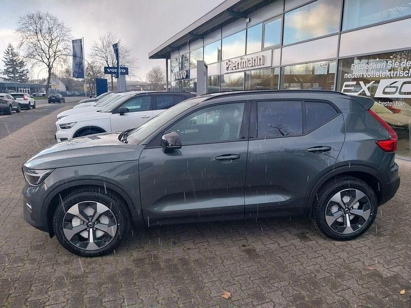 Neu Volvo XC40 Plus 163 PS (119 kW) 2026 Grün SUV