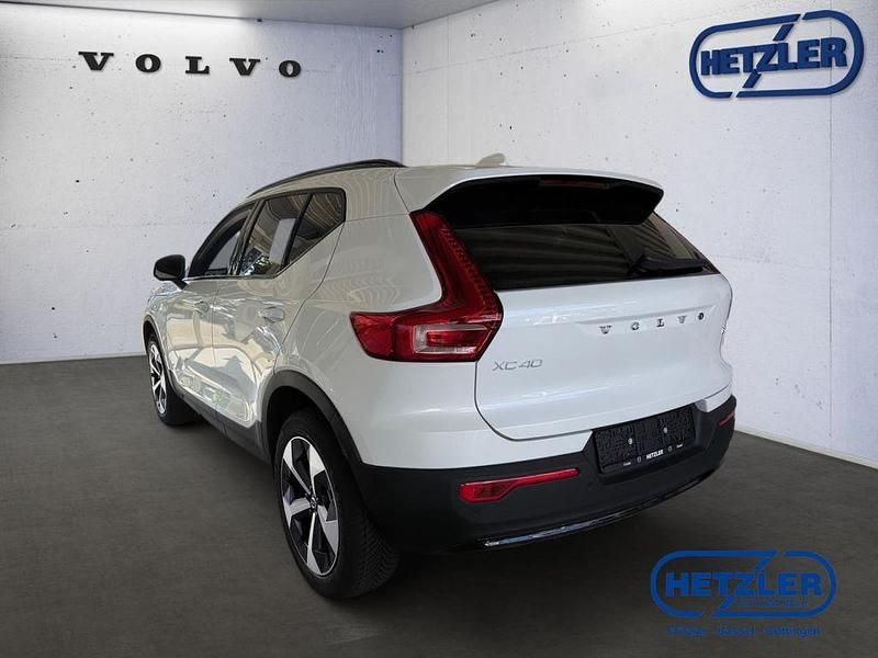 Neu Volvo XC40 Plus 163 PS (119 kW) 2025 Crystal white / metallic SUV