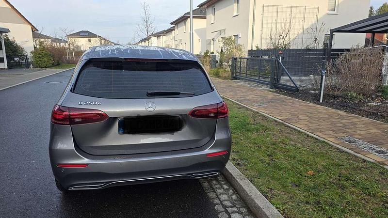 Gebraucht Mercedes B250 163 PS (119 kW) 2023 Grau Van / Kleinbus