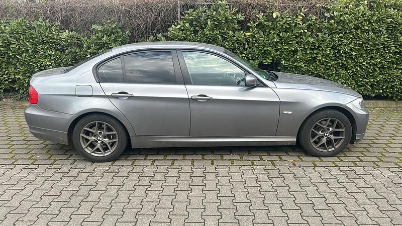 Gebraucht BMW 318 143 PS (105 kW) 2010 Grau Limousine