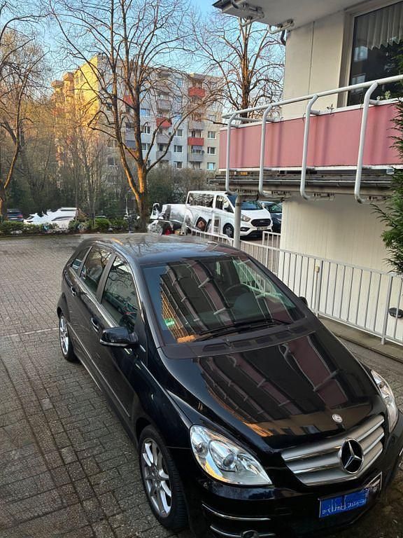 Gebraucht Mercedes B180 116 PS (85 kW) 2011 Schwarz Van / Kleinbus
