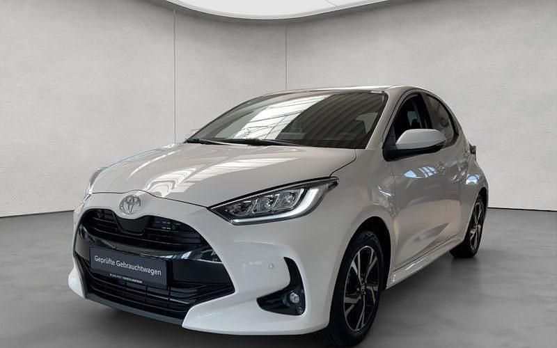 Weiß Neu 2025 Toyota Yaris Hybrid Limousine | 24.490 € - Bild 1/4