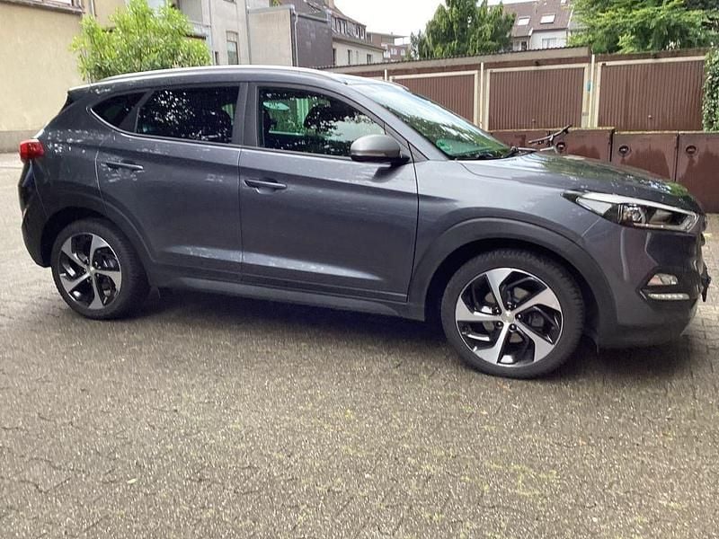 Grau Gebraucht 2017 Hyundai Tucson SUV | 16.590 € (Guter Preis) - Bild 1/4