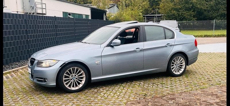 Blau Gebraucht 2009 BMW 335 Limousine | 6.750 € (Superpreis) - Bild 1/4