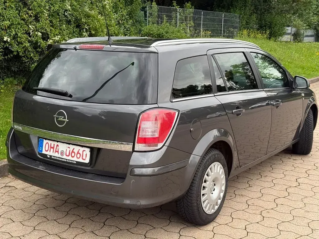 Gebraucht Opel Astra Edition 116 PS (85 kW) 2010 Grau Limousine