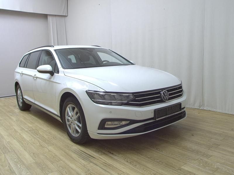 Gebraucht VW Passat 122 PS (89 kW) 2022 Pure white Kombi