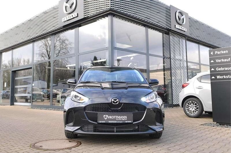 Neu Mazda 2 Center-Line 116 PS (85 kW) 2025 Schwarz (opera black metallic) Kleinwagen